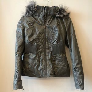 Spyder gunmetal grey ski coat with removable fur edged hood, cooling arm zipper